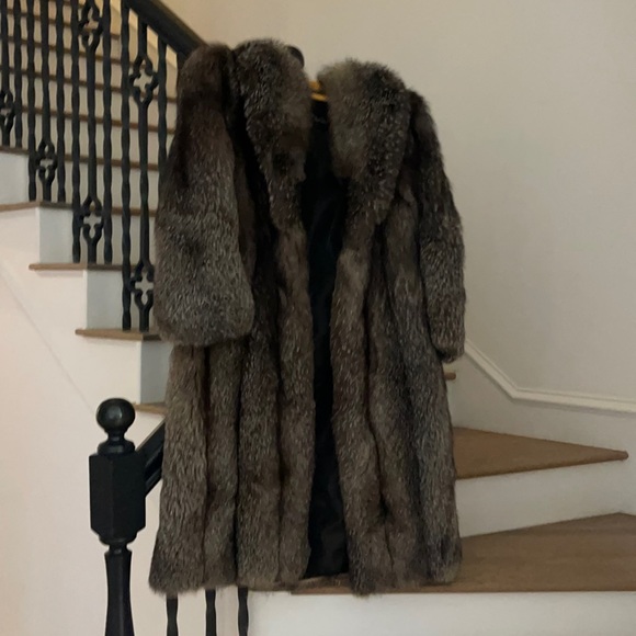 It’s vintage real silver fox coat my mom got it 80’s it’s her prized possession